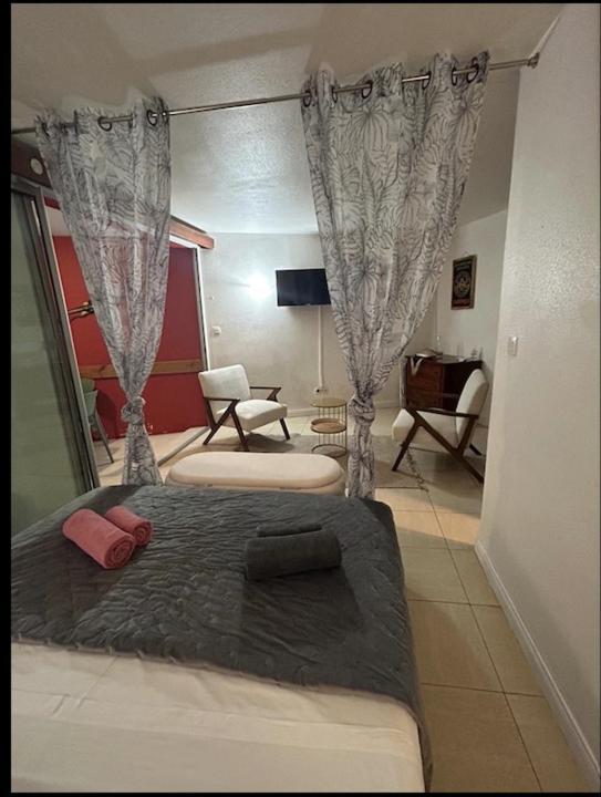 studio Sainte Anne 2mn a pieds de la plage ,possibilité location de voiture CV acceptés Exterior foto